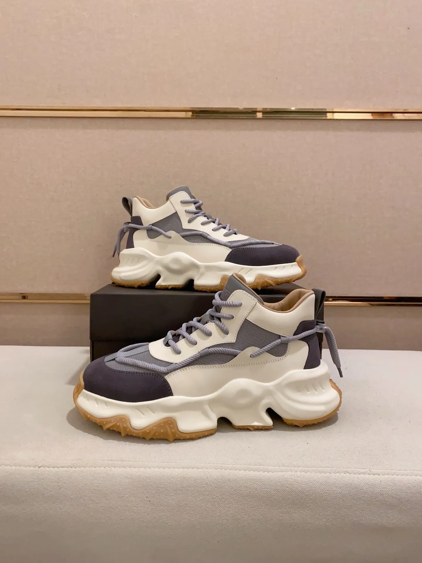Factory price: 760💰(high-end goods) UGG❄️❄️The latest fashionable men's shoes👟 1:1⃣️Quality, fabric: high-end quality first-layer cowhide imported from Europe. Lining: wool lining, sole: pure imported foam outsole. ❤️High-end goods, fine workmanship, trendy and fashionable. The fit is very classy. If you know the goods, you will not be able to refuse😍😍Number of codes: 39-44
